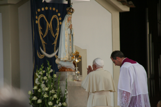 Pope Benedict-fatima-2010-211